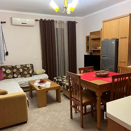 Apartman Golem, Mali I Robit Golem